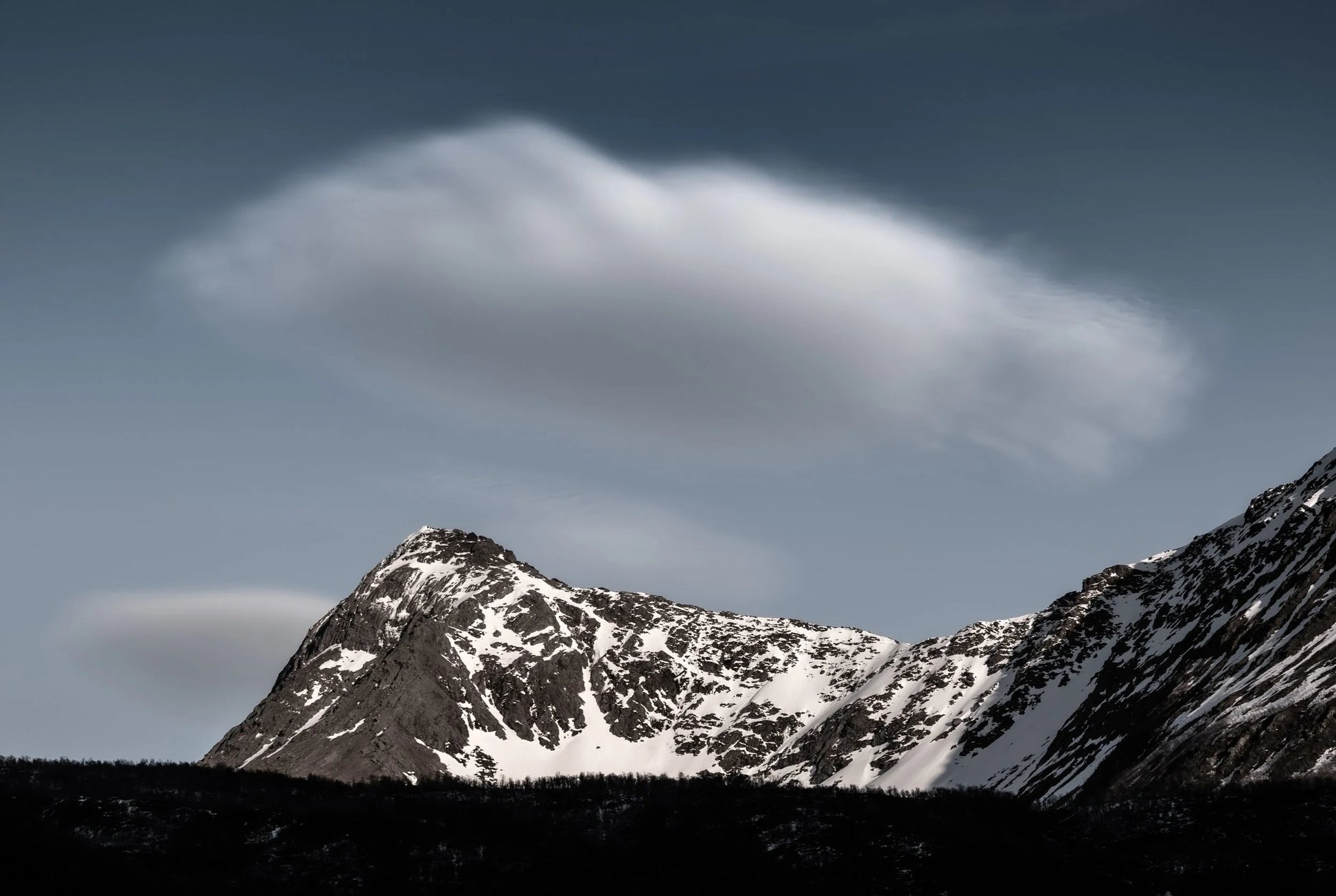 Skyen over fjellet