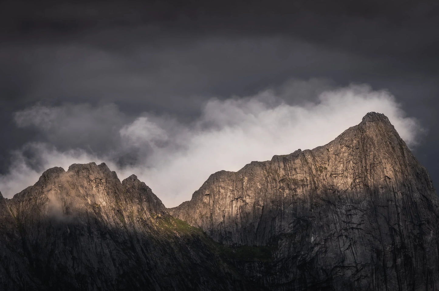 Lys over mørke fjell