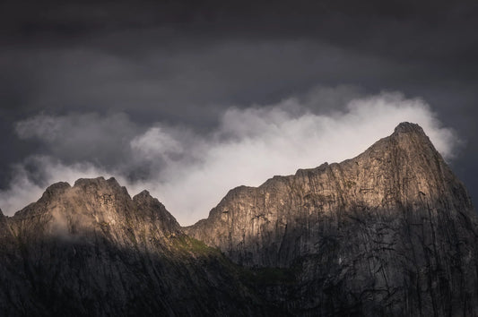 Lys over mørke fjell